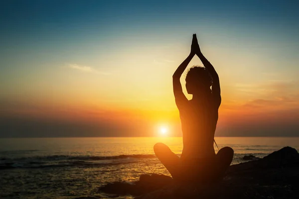 Yoga Vrouw Silhouet Meditatie Oceaan Tijdens Geweldige Zonsondergang — Stockfoto