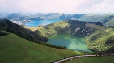 Uçan Boca üzerinden yapmak Inferno (Cehennem ağzı), Lagoa Verde ve Lagoa Azul - San Miguel Adası, Azores, Portekiz Sete Cidades volkanik krater gölleri.