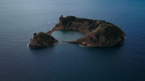 膵島のヴィラフランカドカンポの空撮 ミゲル島 アゾレス諸島 ポルトガルの近くの古い水中火山のクレーターによって形成されます — ストック動画