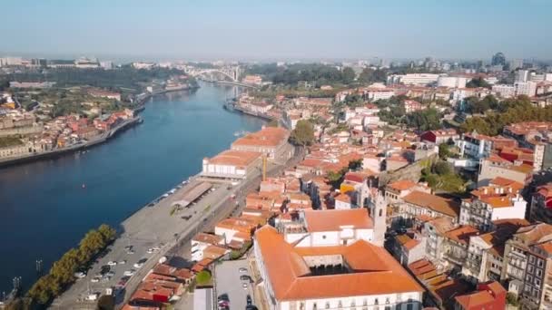 Vista Aérea Del Río Duero Ribeira Oporto Portugal Volando Sobre — Vídeos de Stock