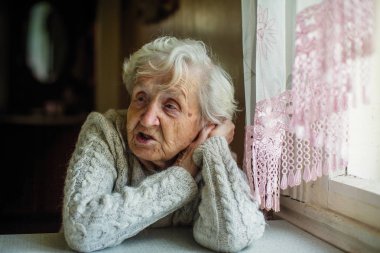 Gri saçlı yaşlı kadın portre.