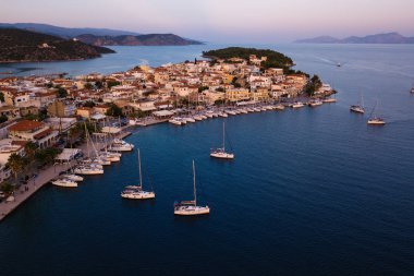 Ermioni havadan görünümü marina alacakaranlıkta, Ege Adaları, Yunanistan.