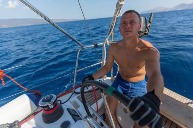 Adam Kaptan steers denetimleri bir yelken yat tekne.