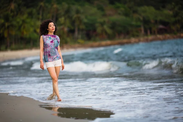 在海边漫步的年轻混血女子 — 图库照片