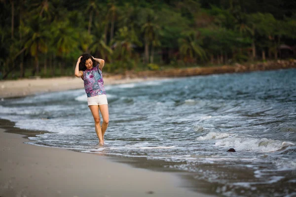 Unga Blandad Ras Kvinna Sea Beach — Stockfoto