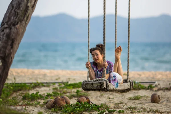 Młody Mieszane Rasy Kobieta Leży Huśtawki Plaży — Zdjęcie stockowe