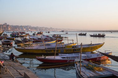 Varanasi, Hindistan - 18 Mar 2018: Sabahın erken saatlerinde kutsal Ganj Nehri kıyısında. Efsaneye göre Varanasi şehir Tanrı Shiva tarafından 5000 yıl önce kurulmuş.