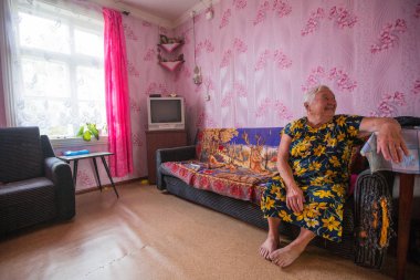 Kurba (Vepsia) Leningrad.Reg, Rusya Federasyonu - 11 Ağustos 2018: Vepsian yerel kadın onları kırsal ev. Dünya'nın nesli tehlike altında olan diller olarak nesli tehlike altında olan 2009 Unesco Atlası dahil Veps dil.