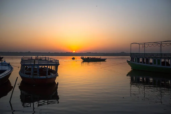 Varanasi Indie Březen 2018 Svítání Řece Ganga Siluety Lodí Poutníky — Stock fotografie