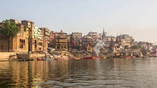 Varanasi India Mar 2018 Vista Una Barca Scivola Attraverso Acqua — Foto Stock