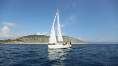 ERMIONI - SPETSES, GREECE - OCT 8, 2018: 20. Ellada Sonbaharı yelkenli yelkenli yelkenli yelkenli yelkenli yarışına denizciler de Ege Denizi, Kiklad ve Saronik Körfezi 'ndeki Yunan ada grubu arasında katıldılar.