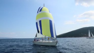 ERMIONI - SPETSES, GREECE - OCT 8, 2018: 20. Ellada Sonbaharı yelkenli yelkenli yelkenli yelkenli yelkenli yarışına denizciler de Ege Denizi, Kiklad ve Saronik Körfezi 'ndeki Yunan ada grubu arasında katıldılar.