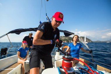 Ermioni, Yunanistan - 8 Ekim 2018: Denizciler 20 Ellada sonbahar 2018 Yunan Adası arasında grup Ege Denizi'nde Cyclades ve Saronic Gulf Yelkenli katılmak.