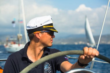 Ermioni, Yunanistan - 8 Ekim 2018: Denizciler 20 Ellada sonbahar 2018 Yunan Adası arasında grup Ege Denizi'nde Cyclades ve Saronic Gulf Yelkenli katılmak.