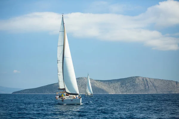 希腊埃尔米奥 2018年10月8日 水手参加帆船赛第二十希腊2018秋季在爱琴海 基克拉泽斯和萨罗尼克海湾的希腊岛屿群中 — 图库照片