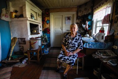 Ladva (Vepsia) Leningrad.Reg, Rusya Federasyonu - 11 Ağustos 2018: Vepsian yerel kadın kırsal evinde. Dünya'nın nesli tehlike altında olan diller olarak nesli tehlike altında olan 2009 Unesco Atlası dahil Veps dil.