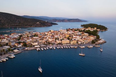Üstten görünüm marina Panoraması Ermioni, Ege Adaları, Yunanistan.