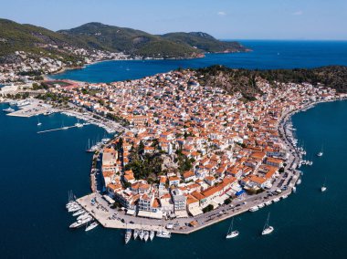 Üstten görünüm Poros Adası deniz liman, Ege Adaları, Yunanistan. 