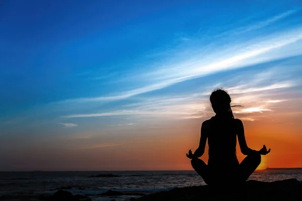 Yoga Kadın Meditasyon Silüeti Alacakaranlıkta Deniz Sahilde — Stok fotoğraf