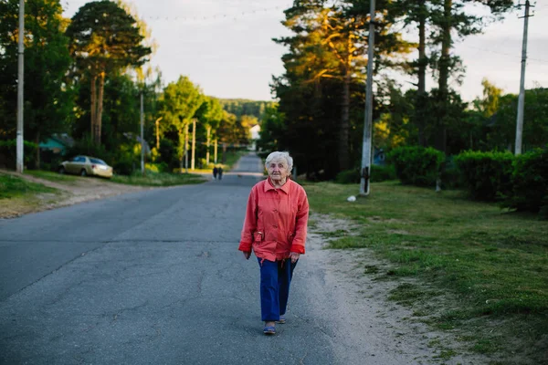 Een Oudere Vrouw Lopend Onderaan Straat Het Dorp — Stockfoto