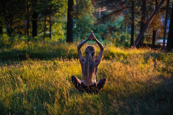 Donna Yoga Con Capelli Lunghi Dreadlocks Medita Sulla Natura — Foto Stock