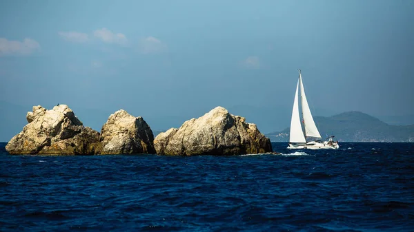 Barco Con Velas Blancas Cerca Las Rocas Mar Egeo —  Fotos de Stock