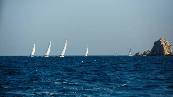 Csoport Yacht Csónak Fehér Vitorlák Látványosság Közelében Sziklák Égei Tengerre — Stock Fotó