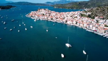 Poros Adası, Ege Adaları, Yunanistan limanının havadan görünümü manzara.