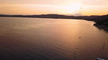Uçan Ermioni marinada güzel alacakaranlık, Ege Adaları, Yunanistan üzerinden