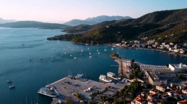 Poros Adası, Ege Adaları, Yunanistan limanının havadan görünümü.