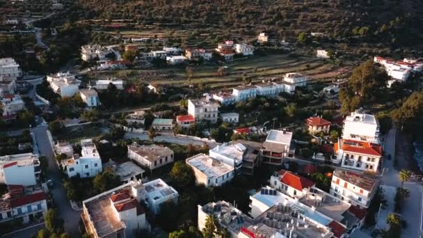 Volando Sobre Casas Methana Navegando Yaht Marina Mar Egeo Grecia — Vídeos de Stock