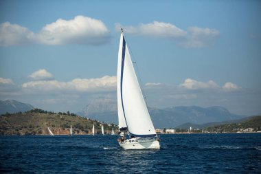 Poros, Yunanistan - 10 Ekim 2018: Yelkenli katılmak 20 Ellada sonbahar 2018 Yunan Adası arasında grup Ege Denizi'nde Cyclades ve Saronic Gulf Yelkenli.
