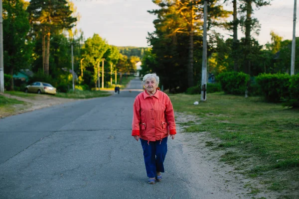 Пожилая Женщина Идет Улице Деревне — стоковое фото