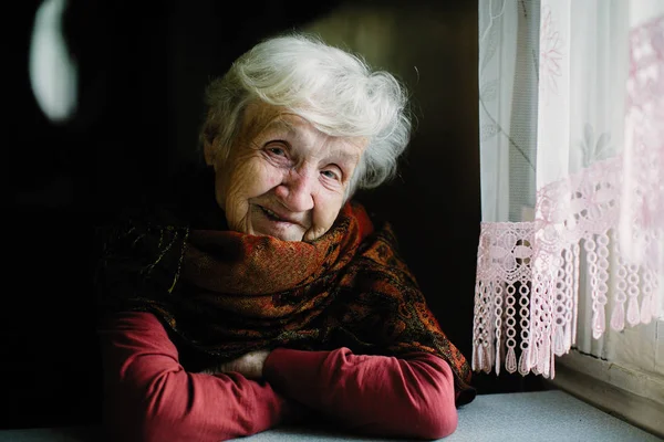 Egy Idős Asszony Házába Portréja — Stock Fotó