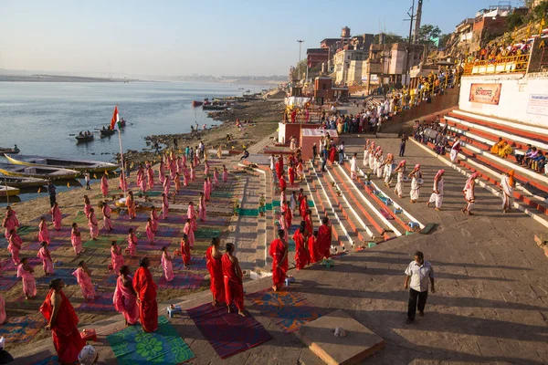 Varanasi Indien März 2018 Junge Hinduistische Mönche Führen Eine Zeremonie — Stockfoto