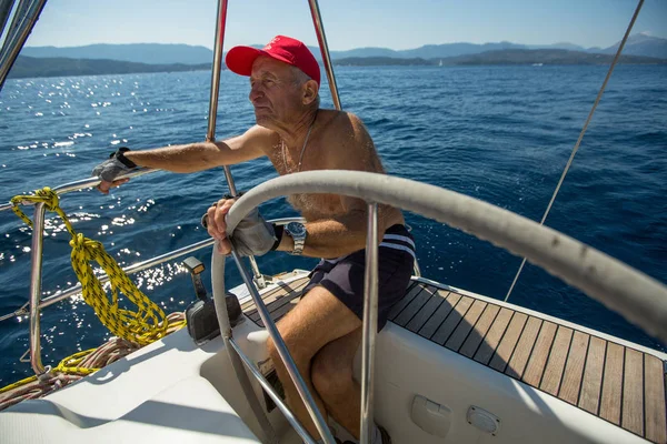 船員が Cyclades とサロニコス湾で エーゲ海のギリシャの島の間で Ellada 2018年グループ セーリング レガッタに参加メタン ギリシャ 2018 — ストック写真