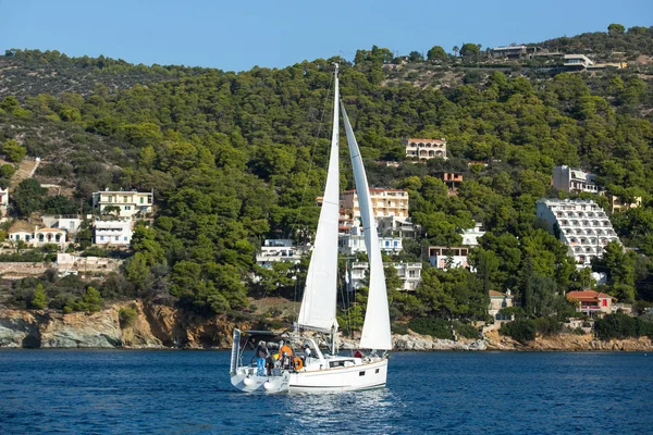 ポロス島 ギリシャ 2018 ヨットがセーリング レガッタ Cyclades とサロニコス湾で エーゲ海のギリシャの島の間で Ellada 2018年グループに参加します — ストック写真