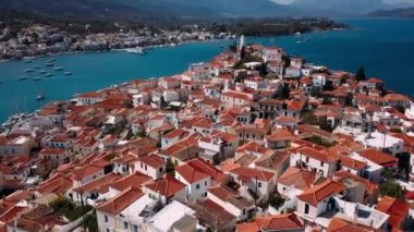 Poros Adası ve deniz yat Marina, Ege Adaları, Yunanistan hava görünümünü evler üzerinde uçan. 