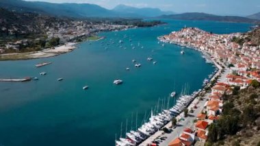 Poros Adası, Ege Adaları, Yunanistan limanının havadan görünümü. 