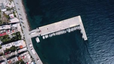 Deniz yat Marina için yapılan Methana, Ege Adaları, Yunanistan havadan görünümü.