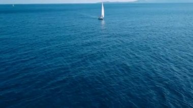 Lüks yat yelken, deniz dalgaları aracılığıyla rüzgar üzerinde uçan.