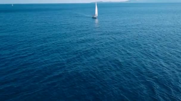 Voando Sobre Iate Luxo Vela Vento Através Das Ondas Mar — Vídeo de Stock