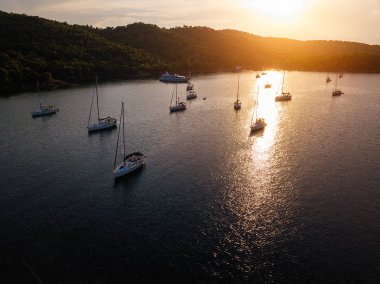 Yelken ile limanının havadan görünümü şaşırtıcı günbatımı sırasında denizde Yatlar.