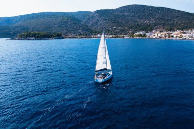 Yat Tekne denize yelken. Regatta ve lüks Yatçılık Yunanistan kıyıları boyunca cruise. 