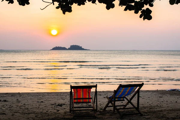 Ett Par Solstolar Stranden Fantastisk Solnedgång — Stockfoto