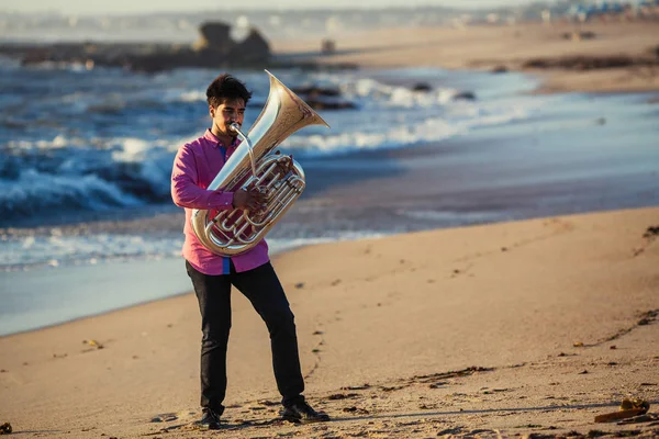 Muzyk Zagraj Tuba Brzeg Oceanu — Zdjęcie stockowe