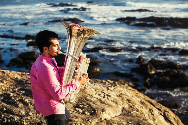 Müzisyen Oynamak Için Tuba Okyanus Kıyısında — Stok fotoğraf