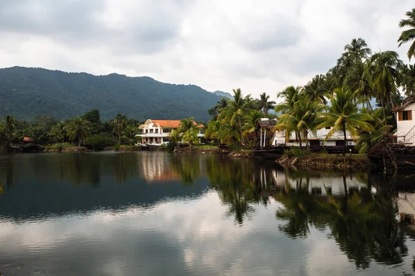 在亚热带有房子的湖 — 图库照片