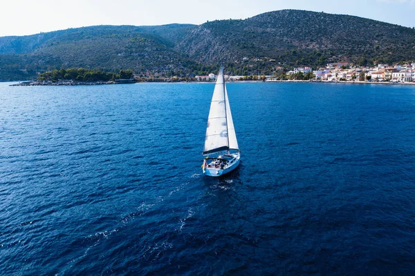 Ιστιοπλοϊκό Σκάφος Στη Θάλασσα Regatta Και Πολυτελή Κρουαζιέρα Yachting Ελλάδα — Φωτογραφία Αρχείου