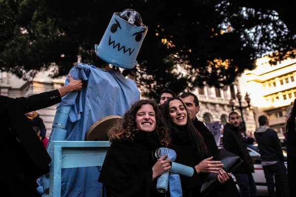 ポルト中心部の伝統的な求愛 Latada 大学学生祭のポルト ポルトガル 2018 参加者 新入生レセプションの週が行われる 月の最後の日 — ストック写真